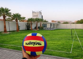 شاليه بمسطح اخضر وجلسة خارجية 