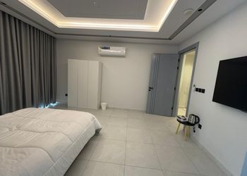 استديو بأثاث مريح وبسيط 