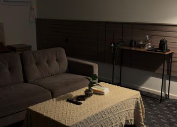 استديو بأثاث مريح وبسيط 