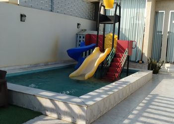 شاليه بألعاب مائية وجلسة خارجية