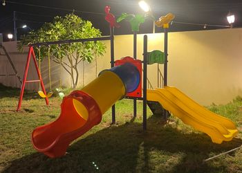 مزرعة بمسبح مطل على الحديقة