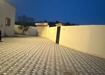 استراحة بمجالس واسعة وفناء خارجي 