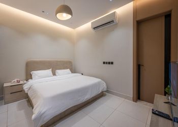 غرفة بسرير ماستر