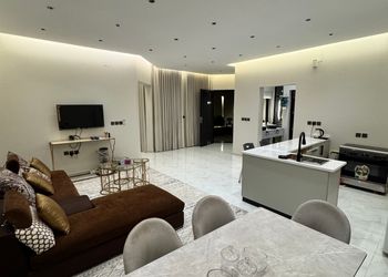 شاليه بمسطح اخضر ومسبح 