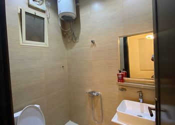 شاليه بمسطح اخضر ومسبح 