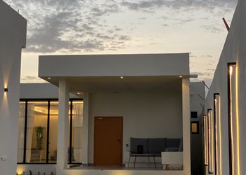 شاليه بمسبح ومسطح اخضر 