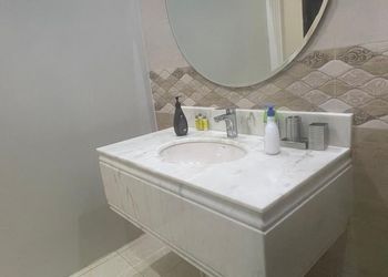 استديو بأثاث مريح وبسيط 