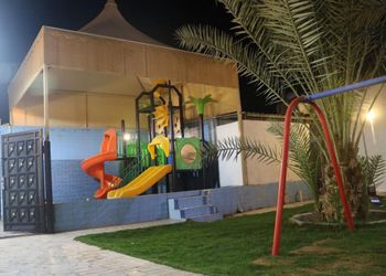 استراحة بمسطح اخضر وألعاب أطفال