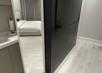 استديو بأثاث مريح وبسيط 