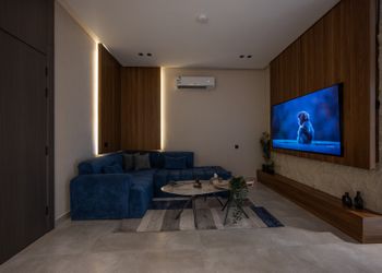 شقة بدخول ذاتي وصالة أنيقة 