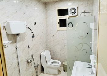 شقة بغرفة معيشة وغرفتين نوم 