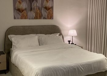 استديو بأثاث مريح وبسيط