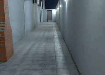شاليه بمجلس واسع وفناء خارجي 