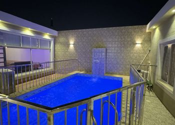 شاليه بجلسة تطل على مسبح خارجي 