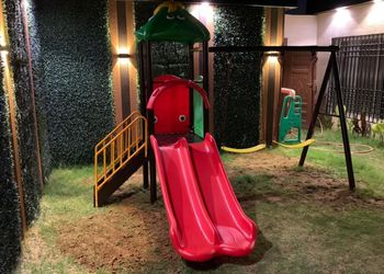 شاليه بجلسات خارجية ومسبح داخلي 