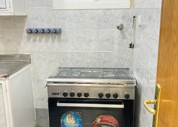 شقة بصالة وثلاث غرف نوم