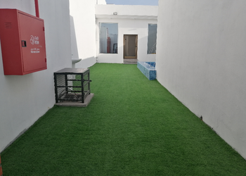 شاليه بجلسة تطل على مسبح خارجي 