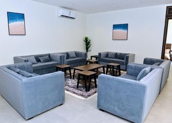 شاليه بجلسة تطل على مسبح خارجي 