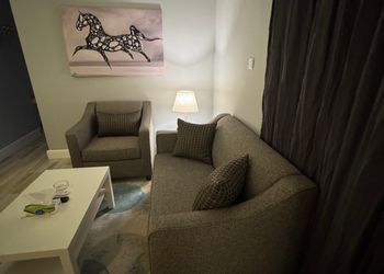 استديو بسرير ماستر وجلسة جانبية 
