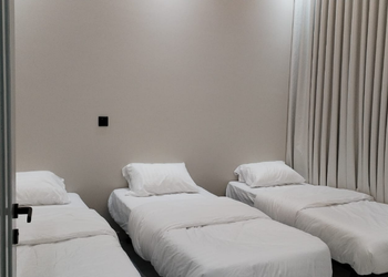 شاليه بصالة أنيقة ومسبح داخلي 