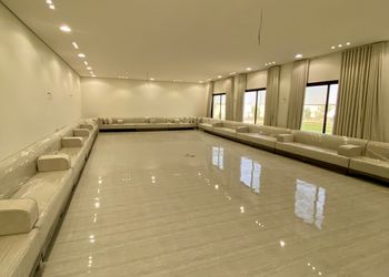 استراحة بمسطح اخضر ومجالس