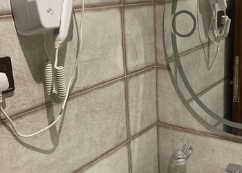 استديو بأثاث مريح وبسيط 