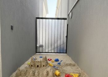 شاليه بجلسة مطلة على مسبح 