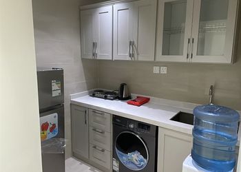 شقة بغرفة معيشة وغرفة نوم 