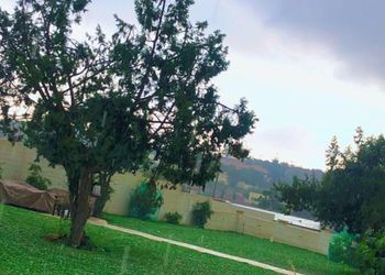 شاليه بمسطح اخضر وجلسة خارجية 