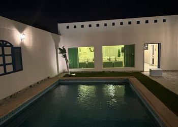 شاليه بمسطح اخضر ومسبح 