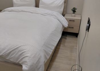 استديو بسرير ماستر وجلسة مريحة 