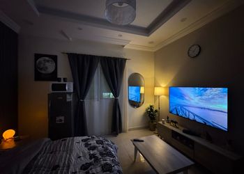 استديو بأثاث مريح وبسيط 