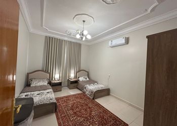 شقة بغرفتين نوم وأثاث مريح