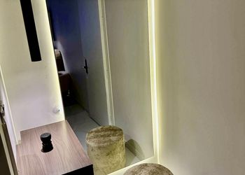استديو بأثاث مريح وبسيط 