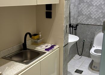 استديو بأثاث مريح وبسيط 