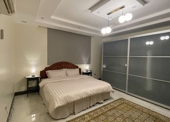 شقة بصالة وغرفتين نوم وبأثاث مريح