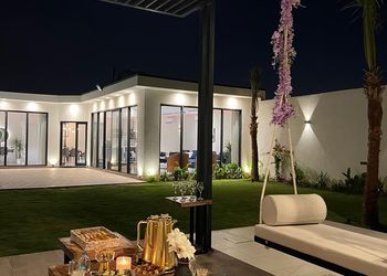 شاليه بصالة مطلة على المسبح