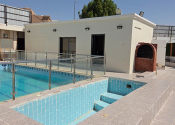 استراحة بمسطح اخضر وجلسه خارجيه