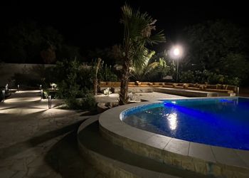 مزرعة بمسطحات خضراء وجلسة خارجية