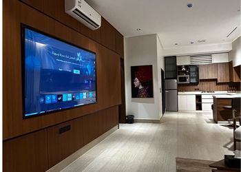 شقة بصالة مريحة وتصميم هادئ 