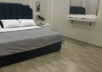 شاليه بجلسة خارجية ومسطح اخضر