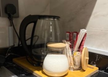 استديو بأثاث مريح وبسيط