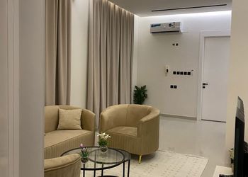شقة بصالة مريحة وتصميم كلاسيك