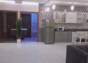 شاليه بصالة مطلة على المسبح 