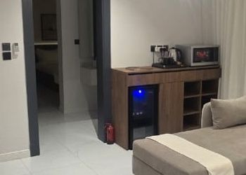 شقة بصالة أنيقة وتصميم هادئ 