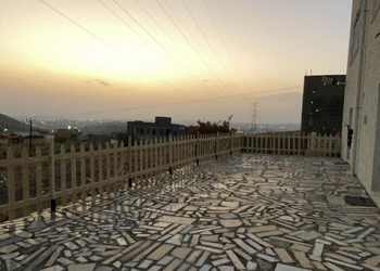 شقة بصالة جلوس وغرفتين نوم