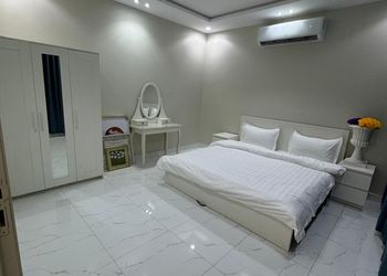 شاليه بمسطح اخضر ومسبح