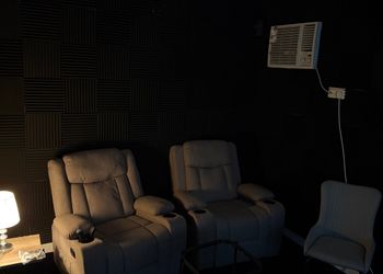 شقة بدخول ذاتي بسينما خاص.