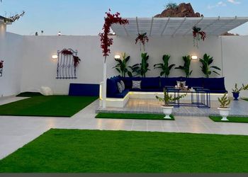 شاليه بمسطح اخضر وجلسة خارجية