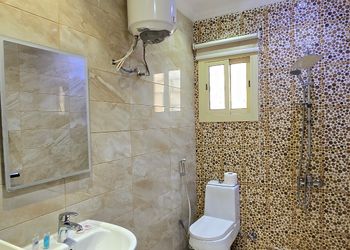 شقة واسعة بصالة وغرفة نوم ومطبخ 